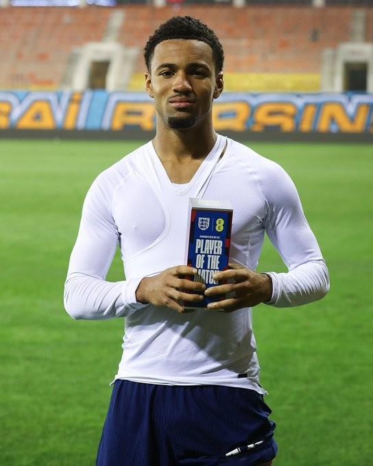 开云体育平台-太阳报：英格兰U21更衣室遭偷拍，恩瓦内里挥动毛巾愤怒遮窗