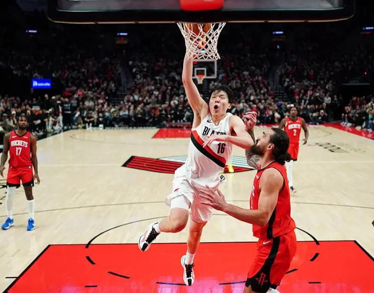 开云-爱游戏-赛季最低！开拓者43-50猛龙，杨瀚森6分钟3篮板！