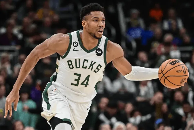 开云-爱游戏-阿德托昆博半场5投2中,罚球4中4得到8分7篮板5助攻