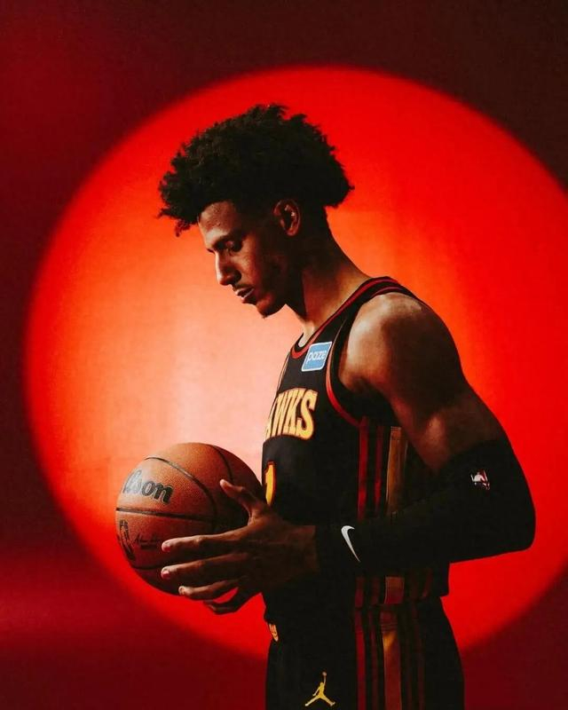 开云-爱游戏-“问题少年”成一哥!1数据历史第一 他让老鹰甘心送走东部库里|约翰逊|斯蒂芬·库里|亚特兰大老鹰队|约翰-科林斯|乔-约翰逊_新浪体育_新浪新闻