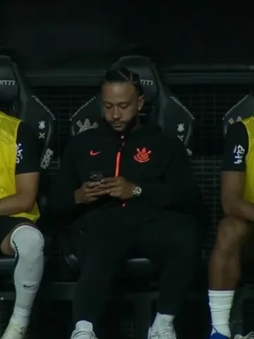 巴西媒体：德佩因在替补席玩手机，已经被巴西体育法院起诉